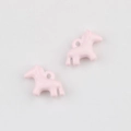 Detail van een roze emaille pony hanger met glanzende afwerking voor DIY sieraden - Roze