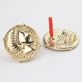 Détails de breloques de boucles d'oreilles en métal doré avec portraits de reine gravés - Or