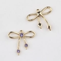 Primer plano de colgantes de lazo dorado con circón lavanda para accesorios de DIY - Base de Oro Diamante de Imitación Púrpura