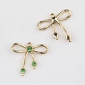 Primer plano de colgante de lazo dorado con circonitas verdes para creación de joyas DIY - Dorado / Verde