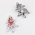 Détail des breloques poissons rouges en émail rouge et blanc pour la création de bijoux - Argent