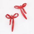 Detalle de colgantes de lazo en esmalte rojo brillante para crear bisutería - Rojo