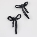 Primer plano de dos colgantes de lazo en esmalte negro brillante para joyería artesanal - Negro
