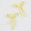 Detalle de colgantes de lazo de metal amarillo crema con pintura lisa para joyería de DIY - Amarillo