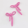 Primer plano de dos colgantes de lazo rosa de aleación para creación de joyas DIY - Rosa rojo