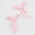 Primer plano de colgantes de lazo rosa mate para hacer collares y pendientes de bricolaje - Rosa