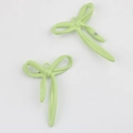 Detalle de colgantes de lazo verde claro en aleación esmaltada para diseño de joyas - Verde Fruta