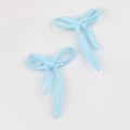 Detalle de colgantes de lazo azul claro con acabado mate para joyería artesanal - Azul cielo