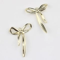 Vista macro de colgantes de aleación dorada con forma de lazo para collares y pendientes DIY - Dorado