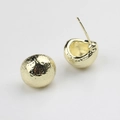Détail de boucles d'oreilles dorées avec texture martelée et design sphérique arrondi - Or