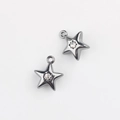 Detail van gunmetal sterhangers met ingelegde zirkonia en een handig ophangoogje voor sieraden - Groot 10*12mm / Gunmetal