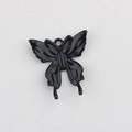 Makroaufnahme eines schwarzen Schmetterling-Anhängers aus Legierung für DIY-Schmuckstücke - Schwarz