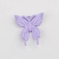 Nahaufnahme eines lavendelfarbenen Schmetterlingsanhängers für DIY-Schmuck - Lila