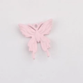 Makro-Detail des matten hellrosa Schmetterlings-Anhängers aus Legierung mit Aufhängeloch - Rosa