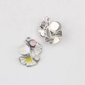 Makro-Detail von Ginkgo-Blatt-Anhängern mit Emaille und Zirkon-Inlay für DIY-Schmuck - Silber Basis Gelbes Blatt