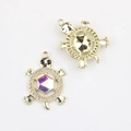 Détails de pendentifs tortue dorés avec cristal hexagonal coloré et pierres blanches - Or et Irisé