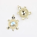 Détail recto verso du pendentif tortue avec cristal coloré et perles sur fond blanc - Base Or Blanc