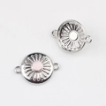 Detail von silbernen Sonnenstrahl-Verbindern mit rosa Harz für DIY-Schmuckherstellung - Silber Rosa