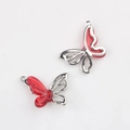 Detail van vlinderbedels van zilverlegering met rode hars voor DIY-sieraden maken - Zilveren Basis Rood