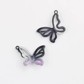 Detail van vlinderhangers van hars in paars en blauw voor het maken van DIY-sieraden - Zwarte Basis Transparant