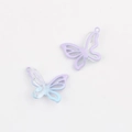 Détail macro de pendentifs papillon en résine lavande et dégradé bleu pour bijoux DIY - Base Violette Bleu