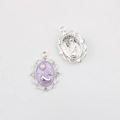 Dettaglio macro del ciondolo a cigno vintage con smalto viola e perla per gioielli DIY - Base Argento Viola