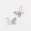 Détail de pendentifs papillon en résine rose avec cadres métalliques argentés - Base Argentée Rose
