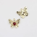 Détail de pendentifs papillon dorés avec cœur rouge et ailes ajourées pour bijoux DIY - Or / Rouge