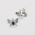 Vue détaillée du pendentif papillon avec ailes évidées et cristal noir en forme de cœur - Base Argent Strass Noir