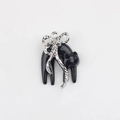 Detail van een zwarte kat hanger van legering met een zilveren metalen strik voor sieraden - Zwart