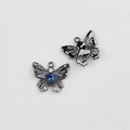 Détail d'un pendentif papillon noir avec gemme cœur bleue pour création de bijoux DIY - Noir Fusil Avec Zirconium Bleu