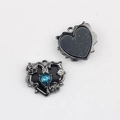 Makroaufnahme der herzförmigen blauen Anhänger mit schwarzer Legierung und Rosenreliefs - Kanonenschwarz Basis Schwarze Platte Blauer Strass