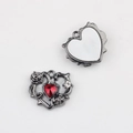 Detailansicht herzförmiger Gothic-Anhänger mit rotem Zirkon und Rosenranken-Motiven - Kanonenschwarz Basis Weiße Platte Roter Strass
