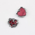 Makroaufnahme von Herzanhängern im Gothic-Stil mit rotem Harz und Rosen-Dornen-Design - Kanonenschwarz Basis Rote Platte Roter Strass