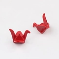 Makro-Detail der roten Origami-Kranich-Perle mit Mittelloch für DIY-Schmuckherstellung - Rot