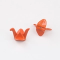 Nahaufnahme der hellen orangefarbenen Kranich-Perlen für DIY-Schmuck mit Lochdetails - Orange