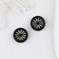 Vue détaillée de perles rondes en verre tchèque noir avec motifs de feux d'artifice dorés - Noir