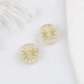 Vue détaillée de perles rondes en verre de 12mm avec gravure dorée pour bijoux artisanaux - Transparent