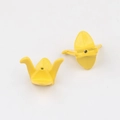 Makro-Detail von gelben Kranich-Perlen für DIY-Schmuck mit zentralem Lochmerkmal - Gelb