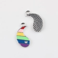 Dettaglio del ciondolo smaltato arcobaleno e del retro in metallo argento testurizzato - Stile Yin Yang Sinistro Base Argento
