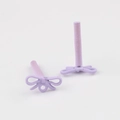 Details von mattvioletten Schleifen-Ohrsteckern mit Edelstahlstiften für DIY-Schmuck - Lila