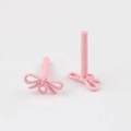 Makro-Detail von mattrosa Schleifen-Ohrsteckern für DIY-Schmuckherstellung - Rosa