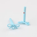 Detailansicht der hellblauen Schleifen-Ohrstecker aus Legierung mit Edelstahlstiften - Hellblau