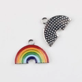 Vista dettagliata dei ciondoli arcobaleno in lega con smalto colorato e retro in metallo lucido - Stile Arcobaleno Base Argento 1