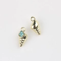 Dettaglio di ciondoli a conchiglia dorati con strass blu per creazione gioielli - Placcato Oro Zirconia Blu