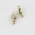 Dettaglio macro di ciondoli a conchiglia dorati con intarsi di cristallo per gioielli - Oro Zircone Bianco