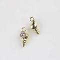 Dettaglio di ciondoli a forma di conchiglia dorati con zirconi viola per gioielli DIY - Oro Zirconia Viola