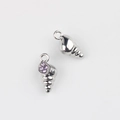 Vista macro di due ciondoli a conchiglia in argento con zirconi viola per gioielli DIY - Argento Pietra Viola