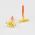 Detailansicht der matten Schleifen-Ohrstecker mit gelbem und orangefarbenem Kontrast - Gelb