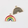 Dettaglio di ciondoli a cuore arcobaleno in smalto e lega dorata per creazione di gioielli - Stile Arcobaleno Base Oro 2